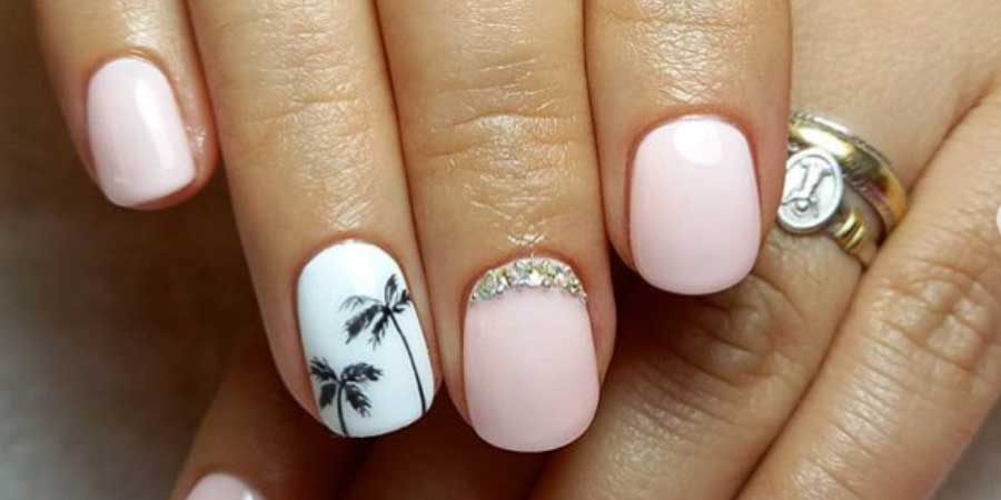 manicura con uñas colores rosas y brillantes con gel de uñas semipermanente