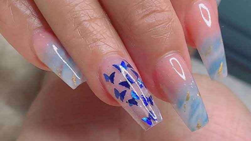 manicura de colores azules con gel de uñas acrilicas