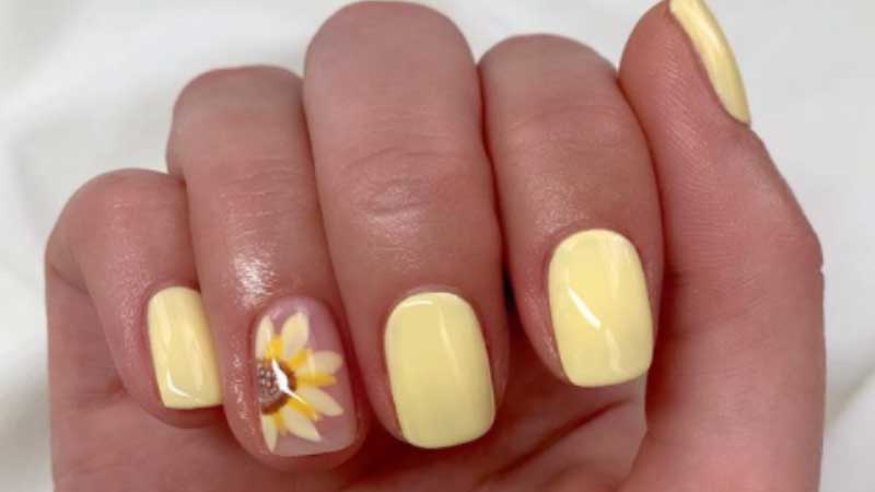 uñas CORTAS color amarillo con flores Instagram @charsgelnails